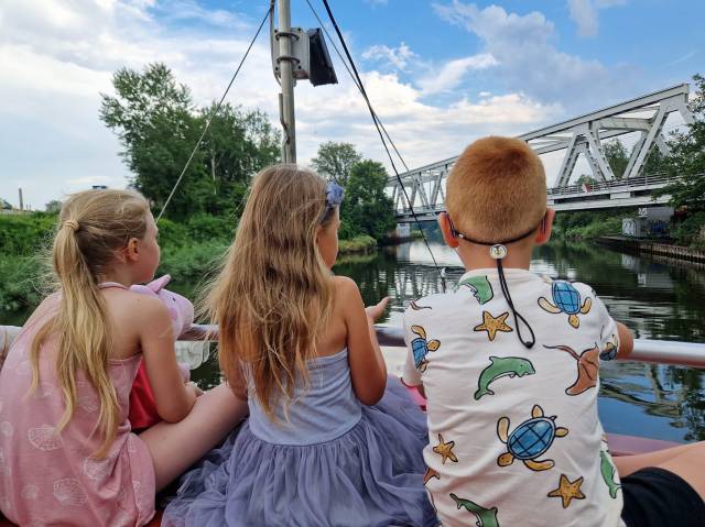 Majówka na fali: Rodzinny Rejs do Śluzy Łabędy